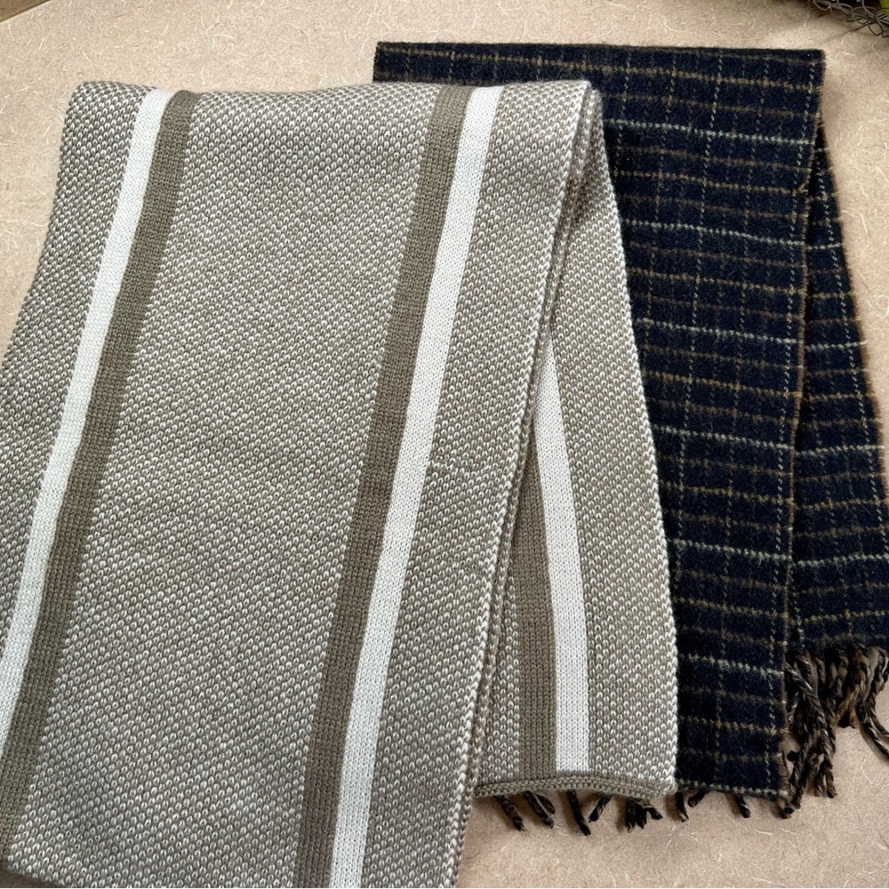 CHAPS & SAKKAS, NWT, WINTER SCARVES. - Picture 6 of 9